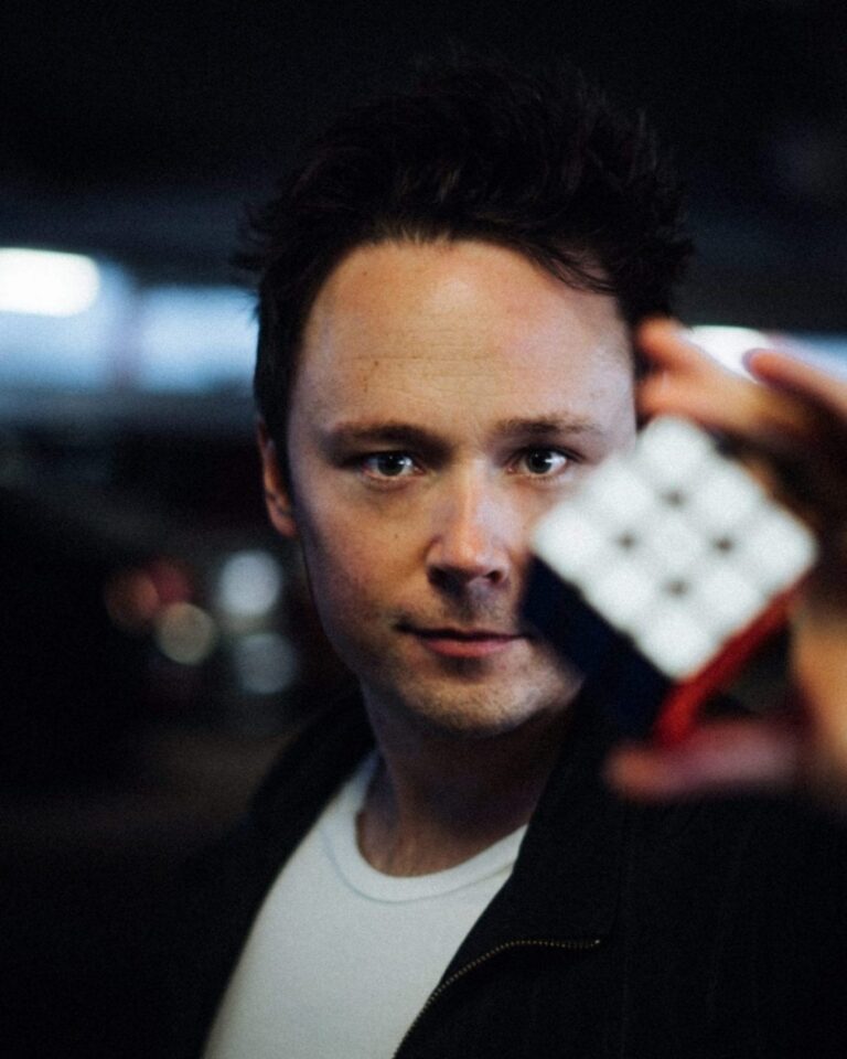 Daniel Kane visar magi med en Rubiks kub på nära håll