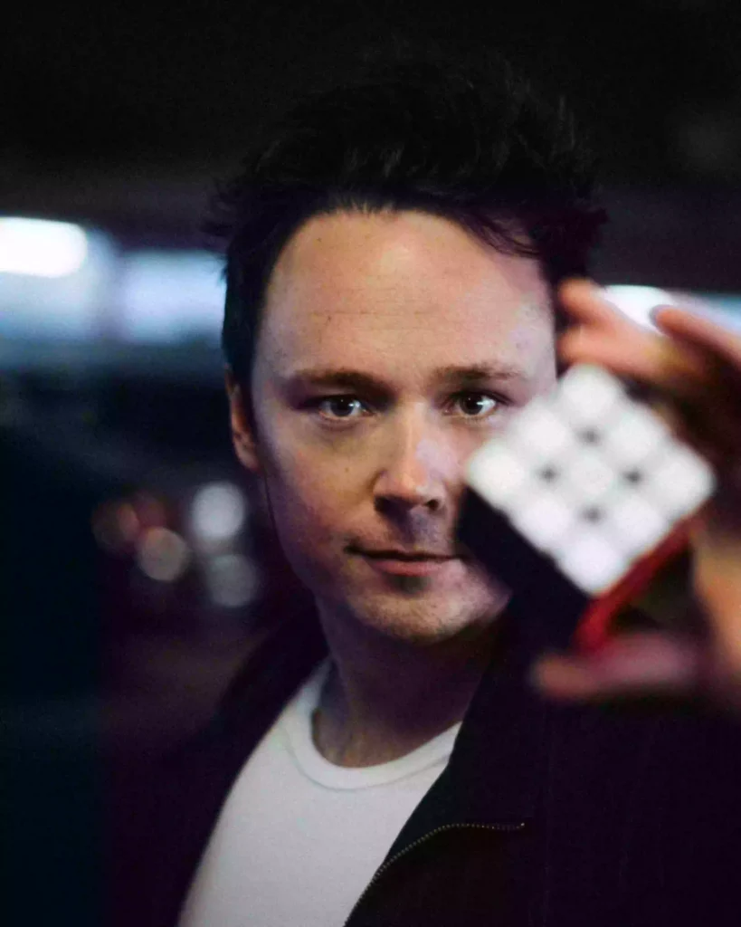 Daniel Kane håller upp en Rubiks kub framför ansiktet