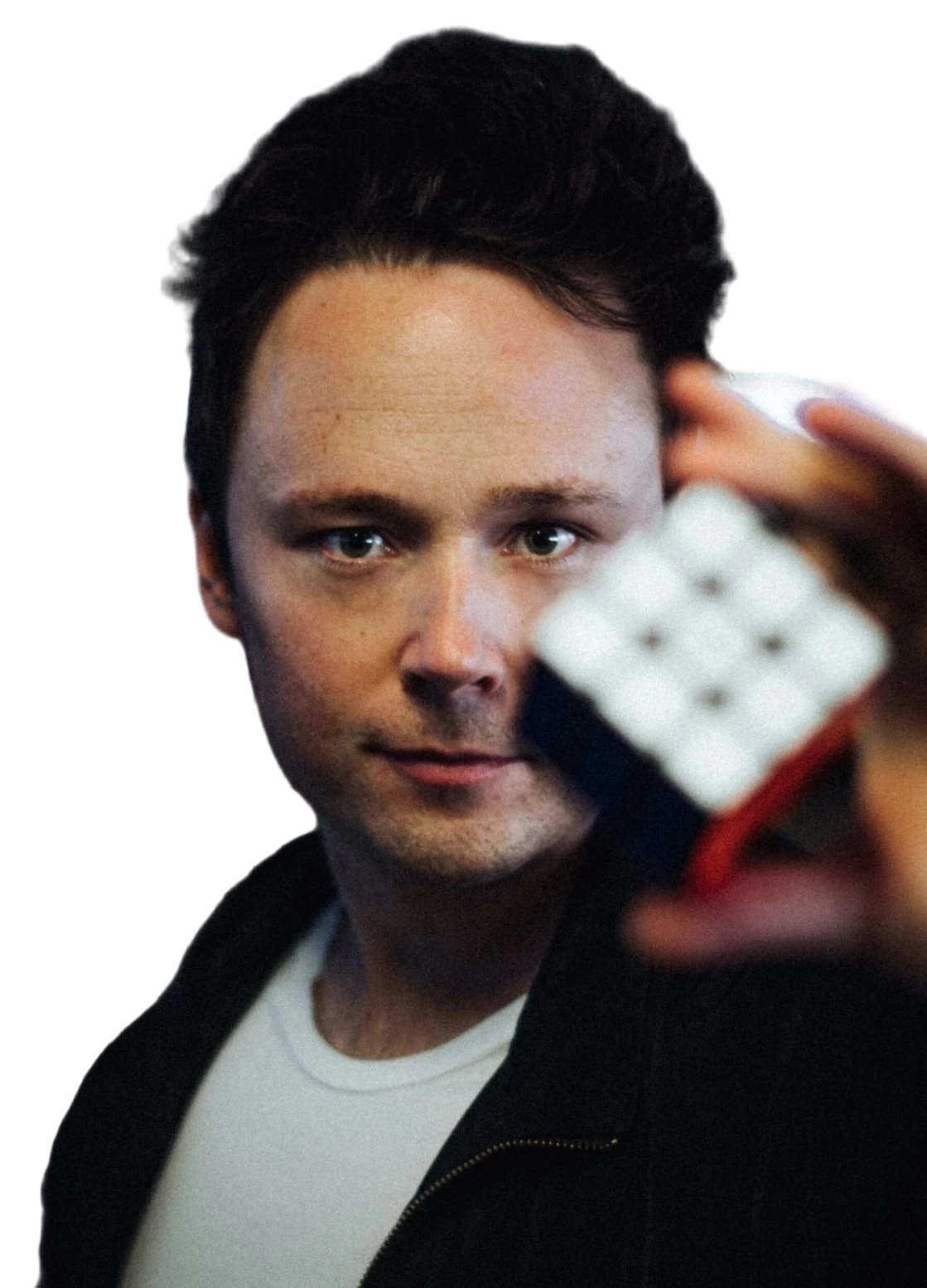 Magikern Daniel Kane håller fram en Rubiks kub